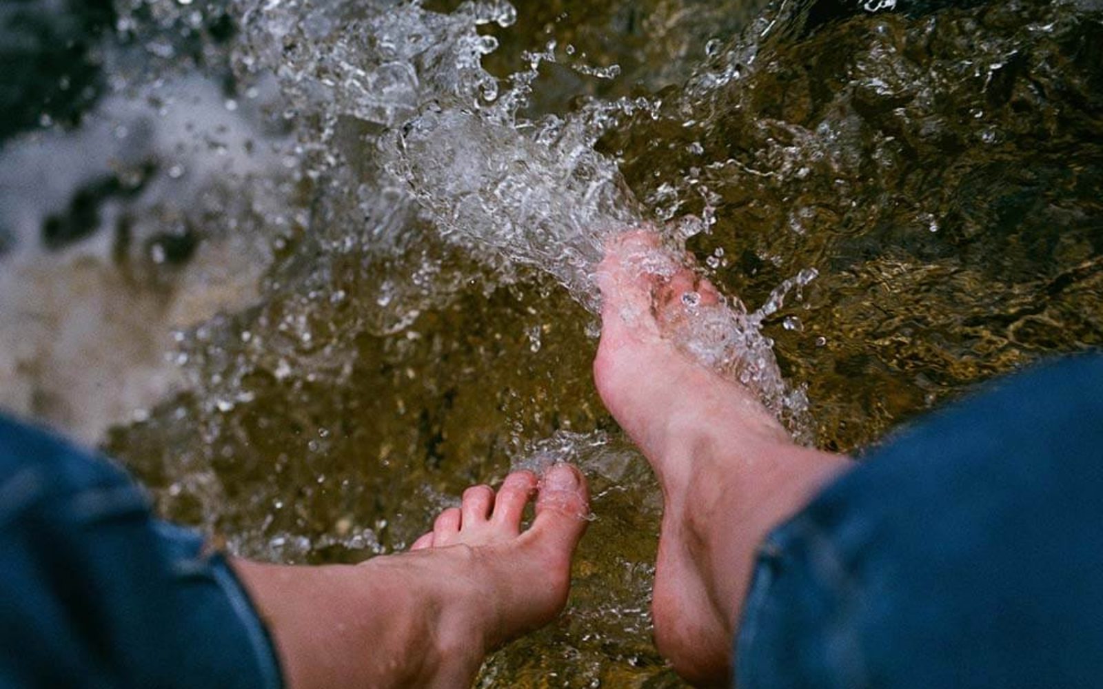 Jesus washing the disciples feet